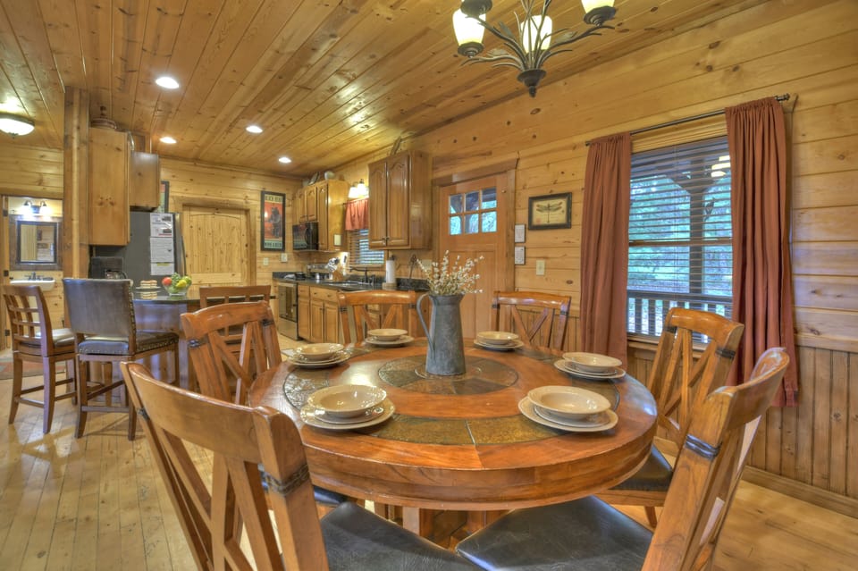Fireside Lodge - Luxury And Pet Friendly Mountain View Cabin Rental