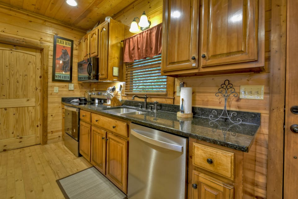 Fireside Lodge - Luxury Granite Counter Tops At This Ellijay Mountain View Cabin Rental