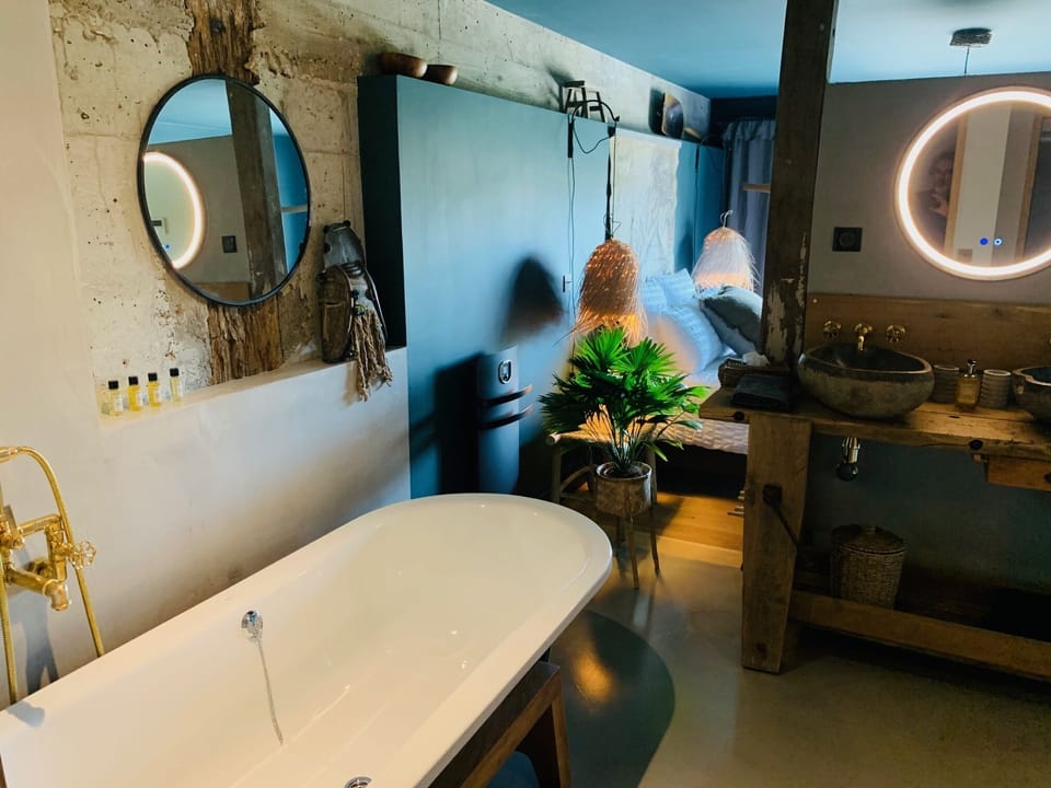 Premium Room | Bathroom | Hair dryer, towels, soap, shampoo