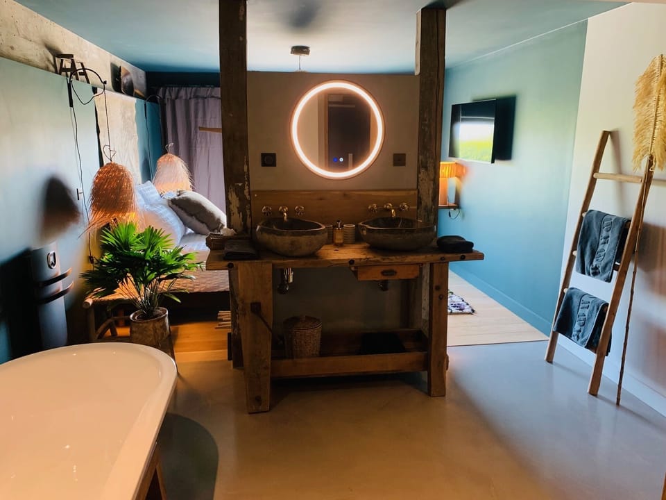 Premium Room | Bathroom | Hair dryer, towels, soap, shampoo