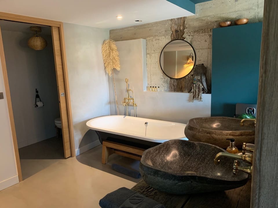 Premium Room | Bathroom | Hair dryer, towels, soap, shampoo