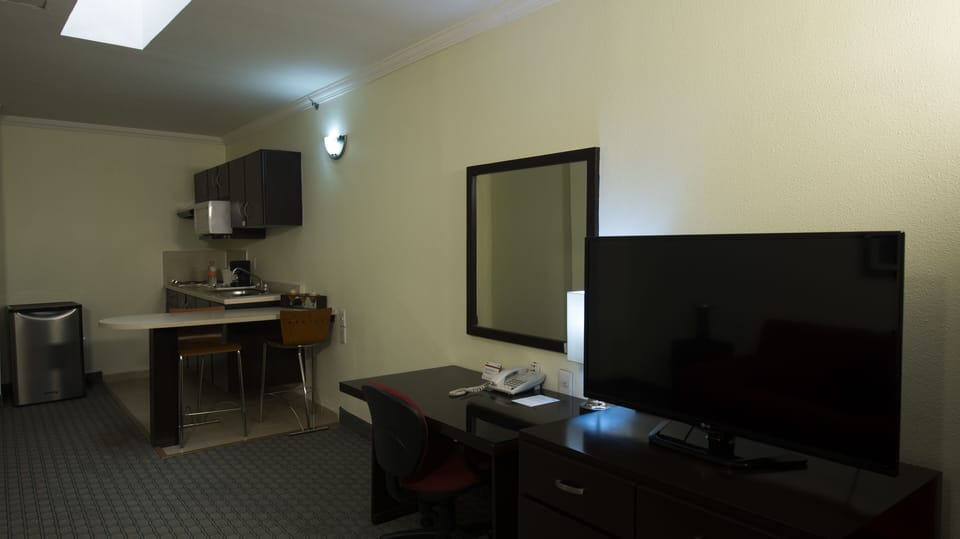Suite, 2 Bedrooms | Minibar, in-room safe, desk, soundproofing