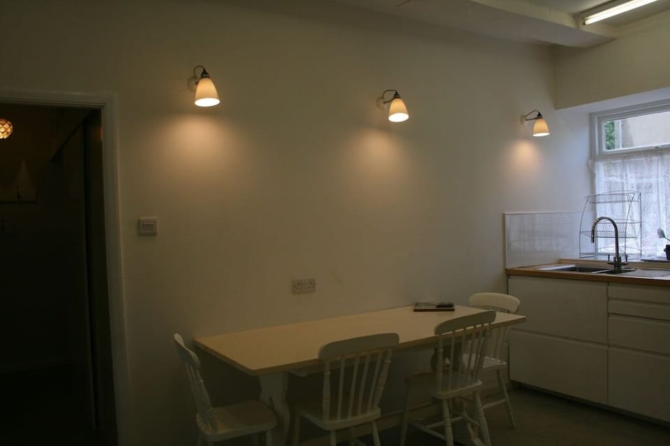 Sages Flat kitchen and dining table