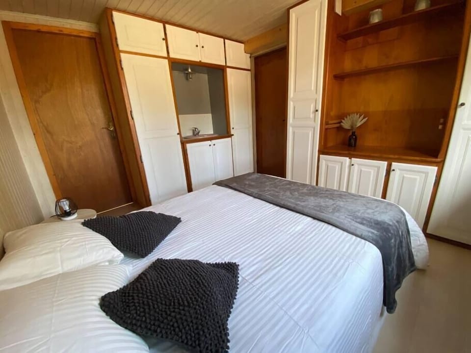 Chambre avec un lit double (2 personnes) et son lavabo