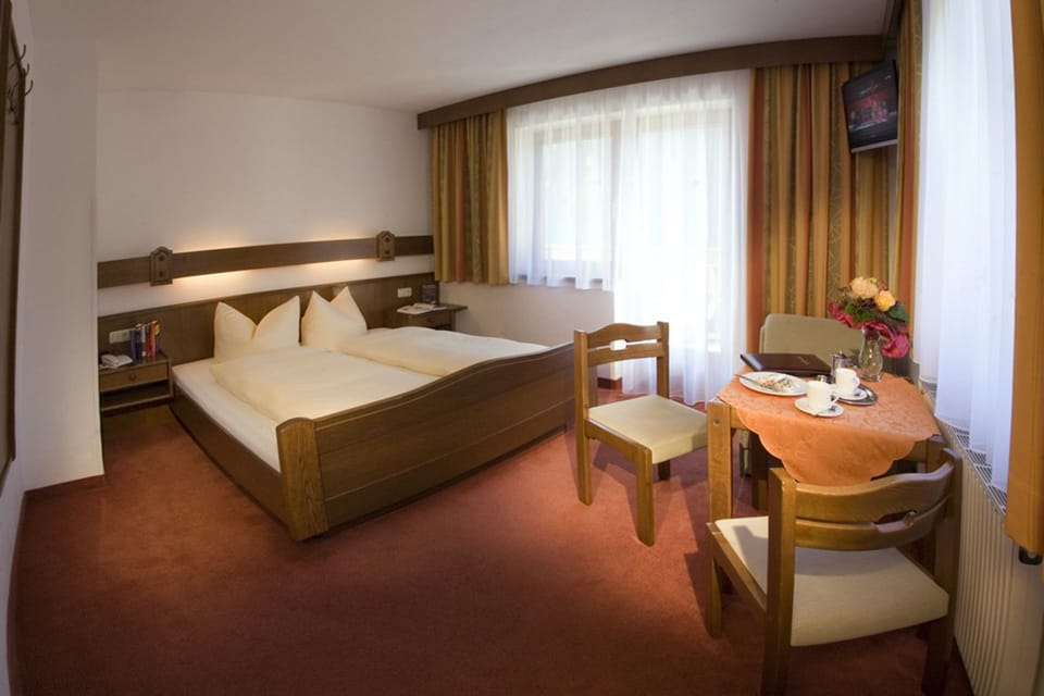 Hypo-allergenic bedding available, in-room safe, WiFi (free), bed sheets