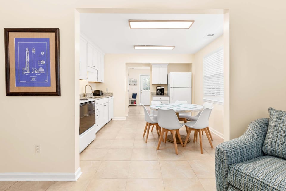 Fully equipped kitchen with table seating for 6
