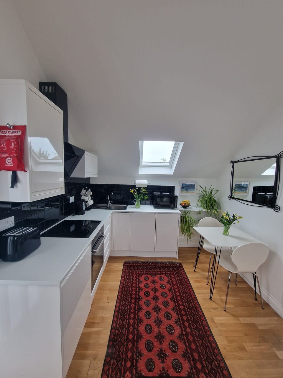 Fully integrated kitchen with dishwasher, filter tap etc.