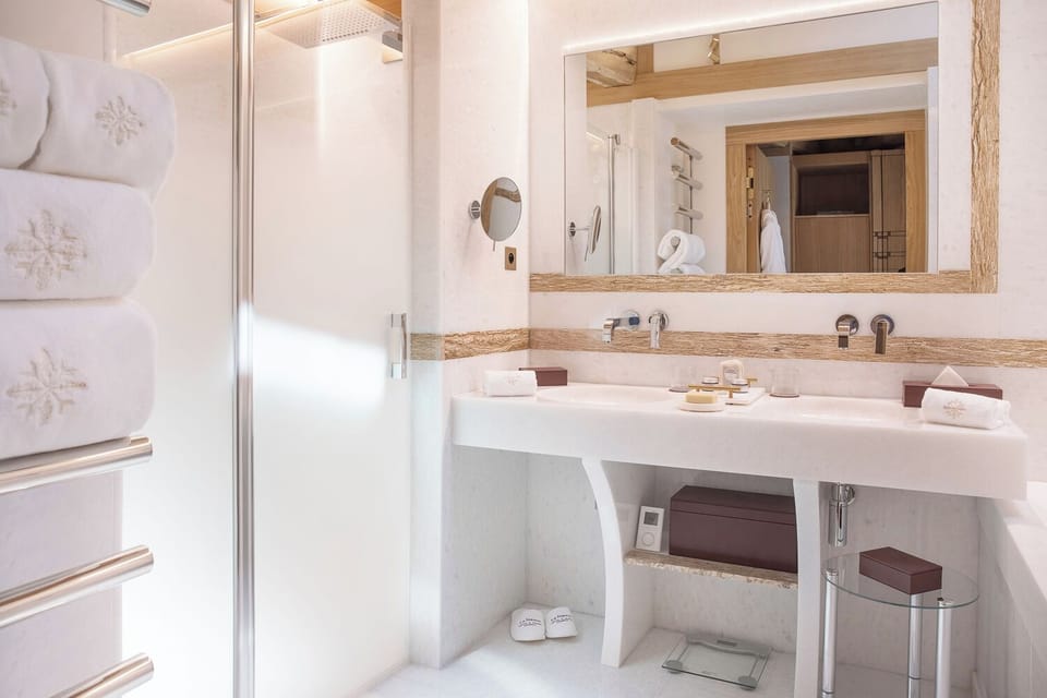 Deluxe Room | Bathroom | Hair dryer, bathrobes, slippers, towels