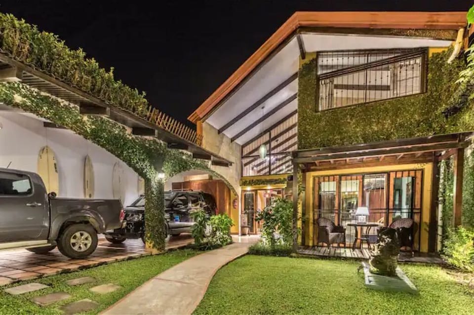 Entrada  de la  casa  casa  con parqueo privado dos  carros  privacidad total 