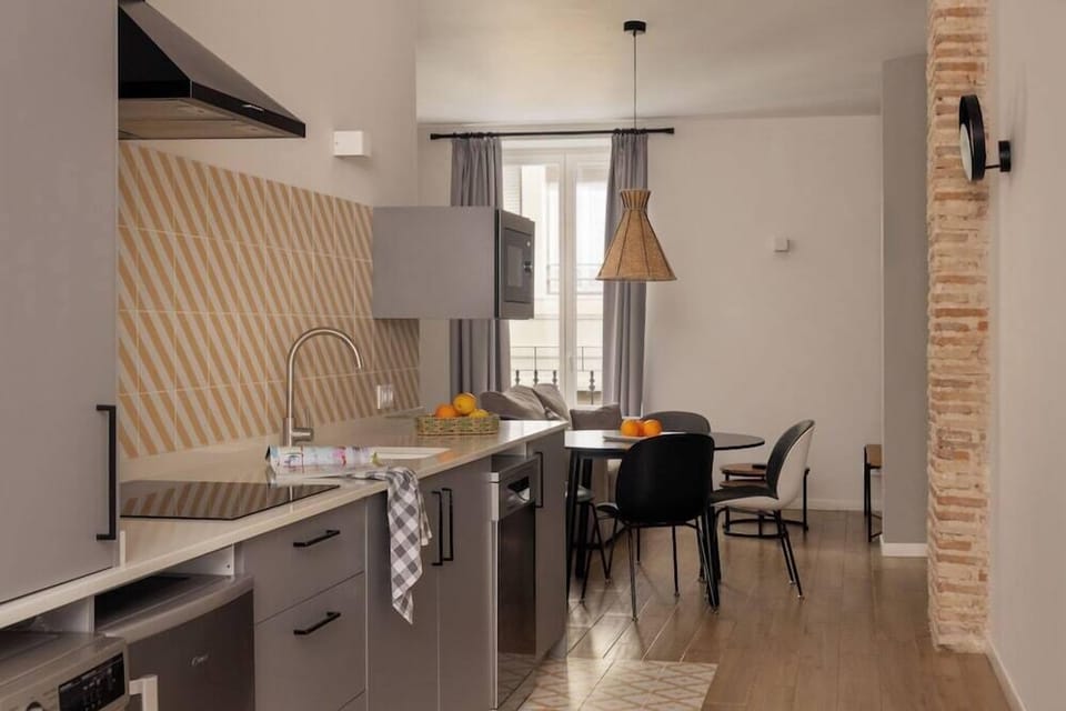 Fridge, cookware/dishes/utensils