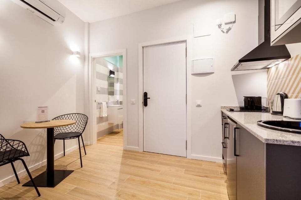 Private kitchen | Fridge, cookware/dishes/utensils