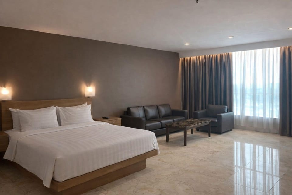 Premium bedding, in-room safe, desk, WiFi (free)