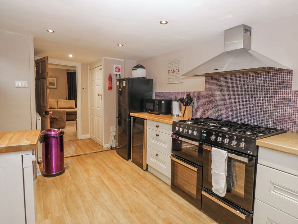 Cottage | Private kitchen | Fridge, dishwasher, cookware/dishes/utensils