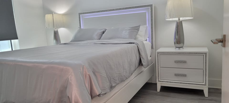 Bedroom 2, Queen,TV