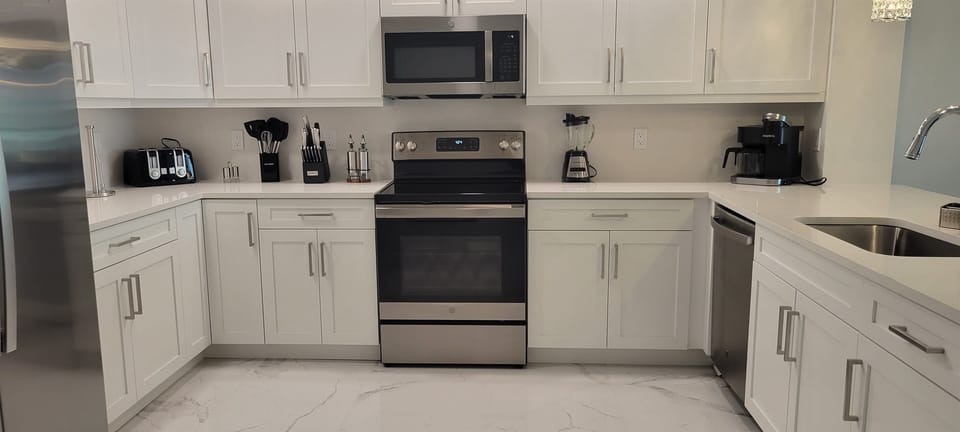 Fully stocked kitchen! WASHER/DRYER IN UNIT!