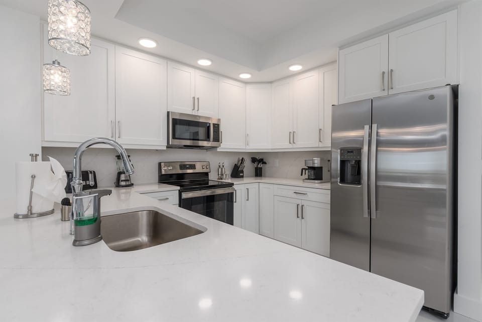 Fully stocked kitchen! WASHER/DRYER IN UNIT!