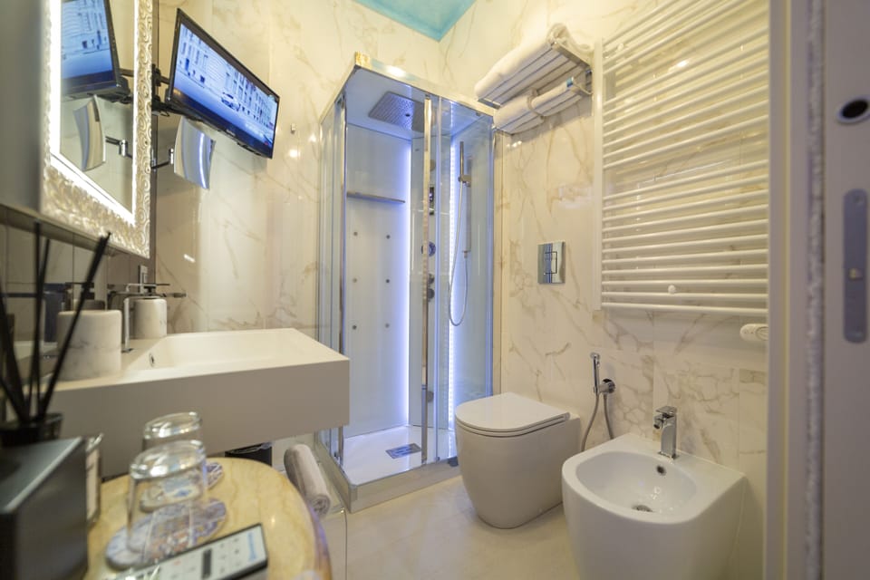 Camera Positano | Bathroom | Shower, hydromassage showerhead, free toiletries, hair dryer