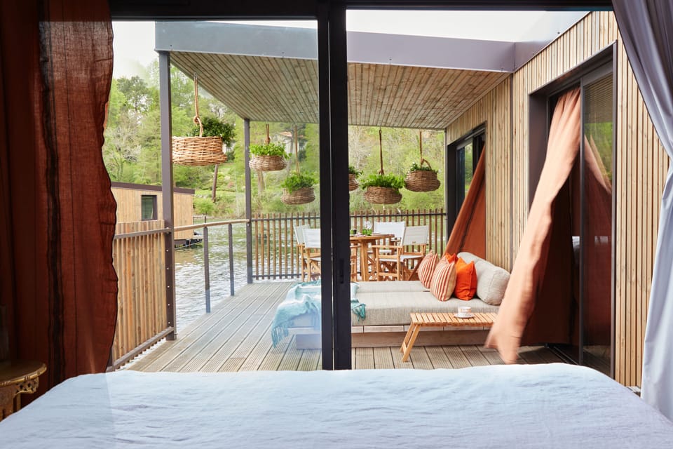 Lodge familial | Minibar, in-room safe, individually decorated, desk