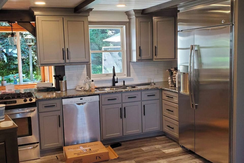 Fully stocked kitchen (2)