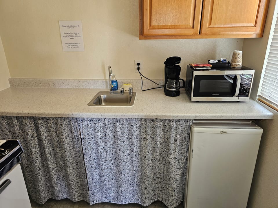 Single Room, 1 King Bed, Kitchenette | Private kitchen | Microwave, coffee/tea maker