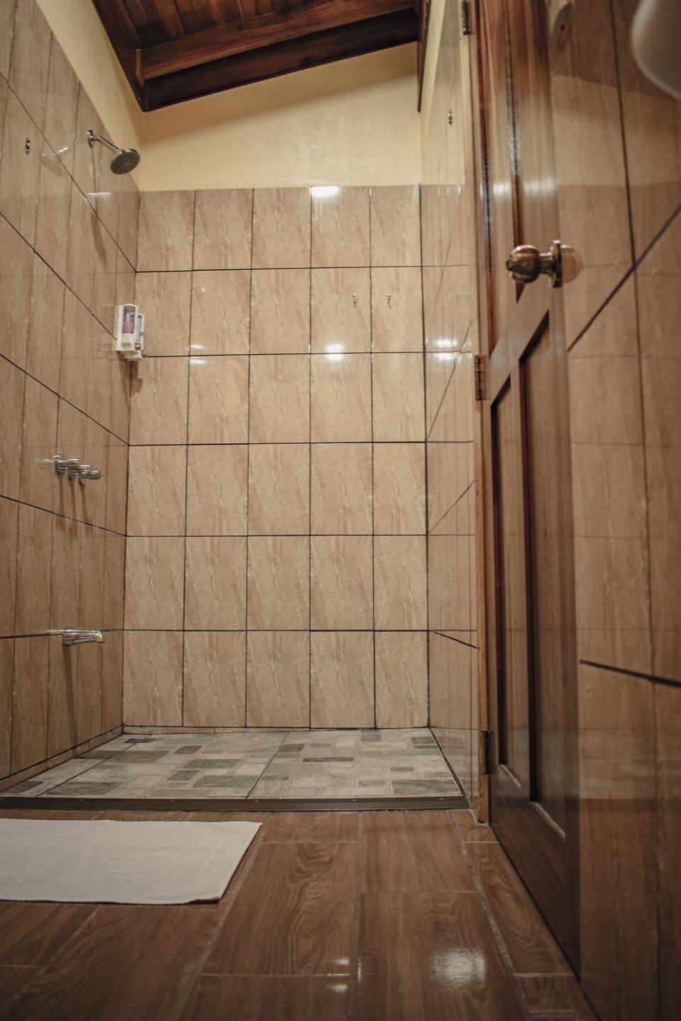 Panoramic cabin, mountain view Tucan Room | Bathroom | Towels, soap, shampoo, toilet paper