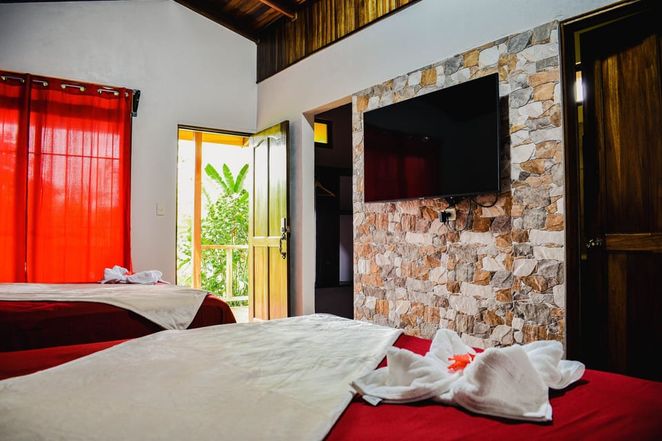 Panoramic cabin, mountain view Tucan Room | Frette Italian sheets, premium bedding, down comforters, free WiFi