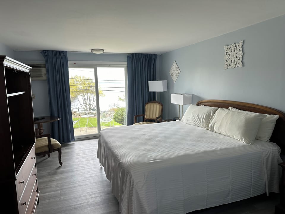 Motor Inn, King Bed, WaterView | Desk, iron/ironing board, free WiFi, bed sheets