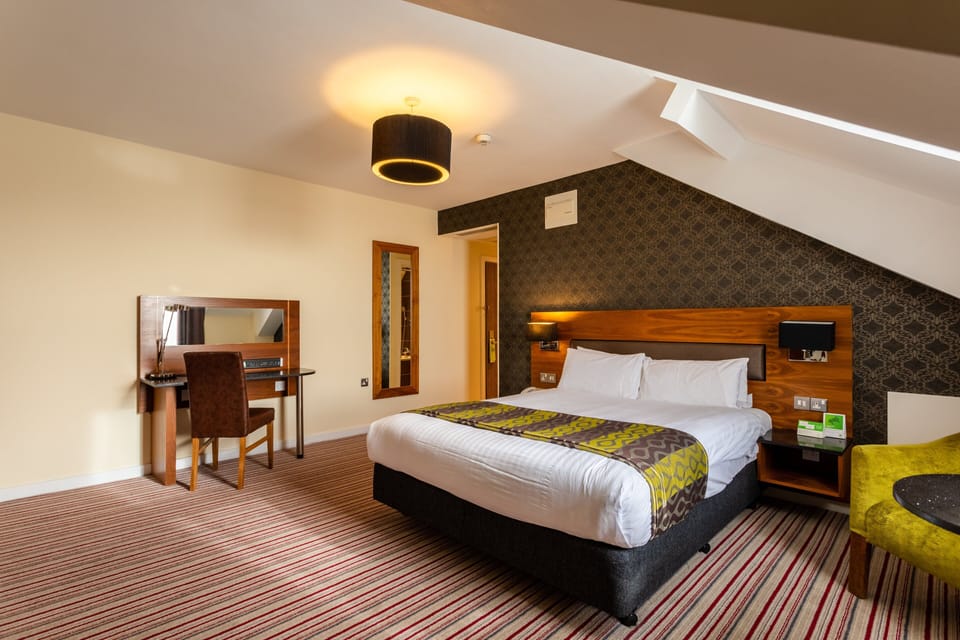 Hypo-allergenic bedding, in-room safe, desk, laptop workspace