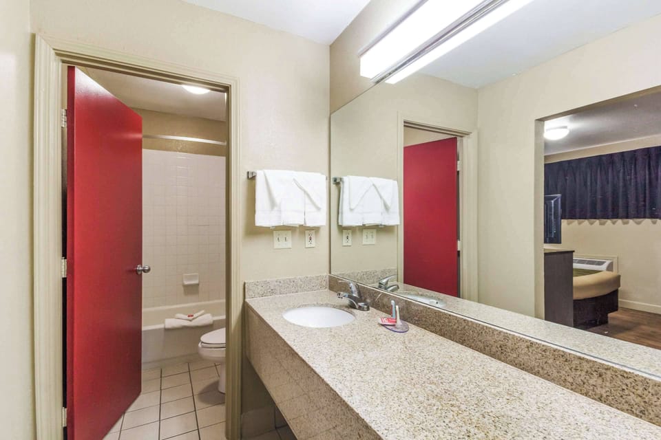 Suite, Multiple Beds, Non Smoking (3 Double Beds) | Desk, iron/ironing board, cribs (free), WiFi (free)