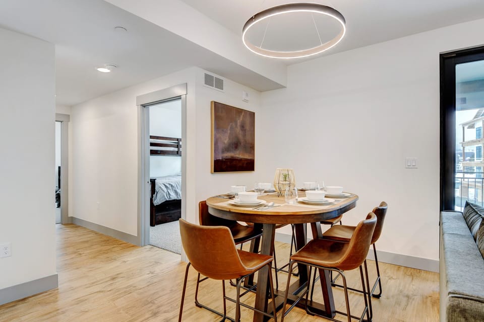 Dining Area with Seating for 6 People