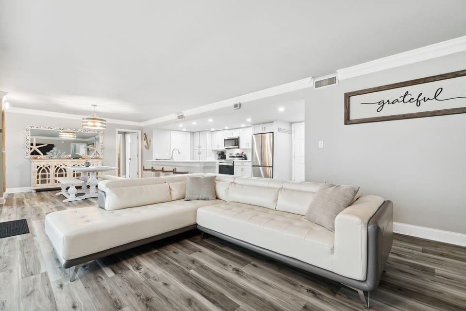 BEAUTIFUL NEW FURNITURE & DECOR!