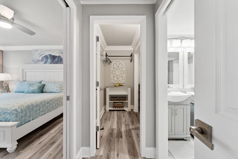 Master bedroom #2]                [ Bunroom w Door] 