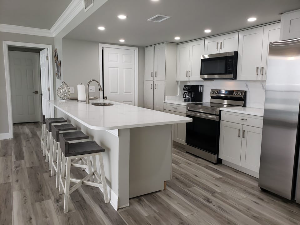 UPSCALE KITCHEN w/ QUARTZ Countertop!!