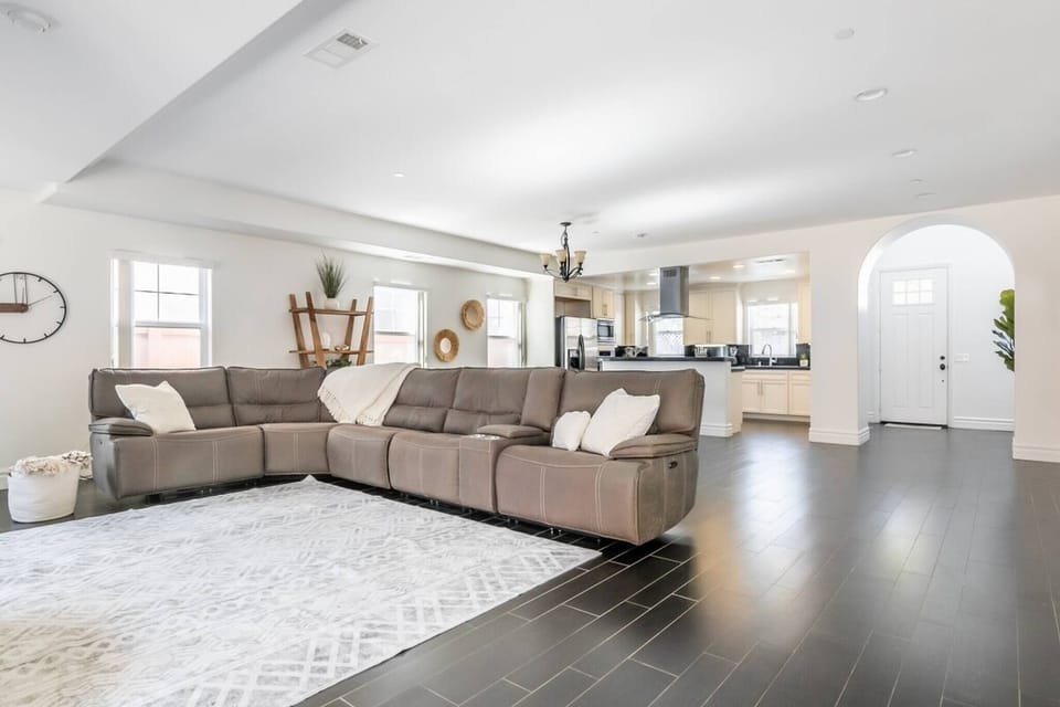 Large and cozy sectional for 6