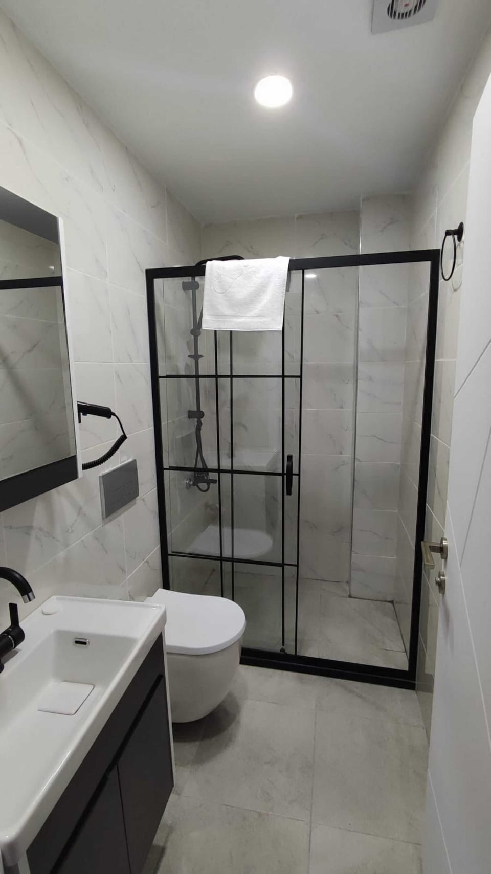 Room | Bathroom | Shower, rainfall showerhead, free toiletries, hair dryer