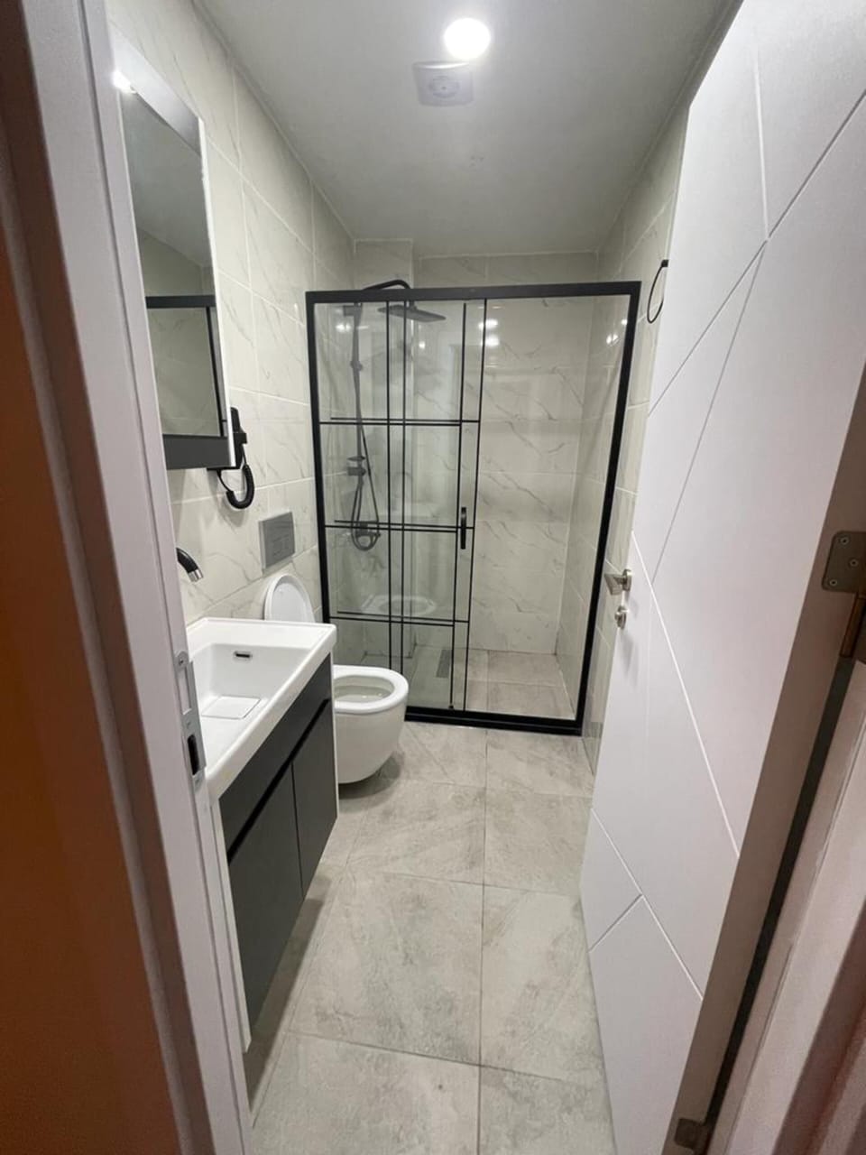 Shower, rainfall showerhead, free toiletries, hair dryer