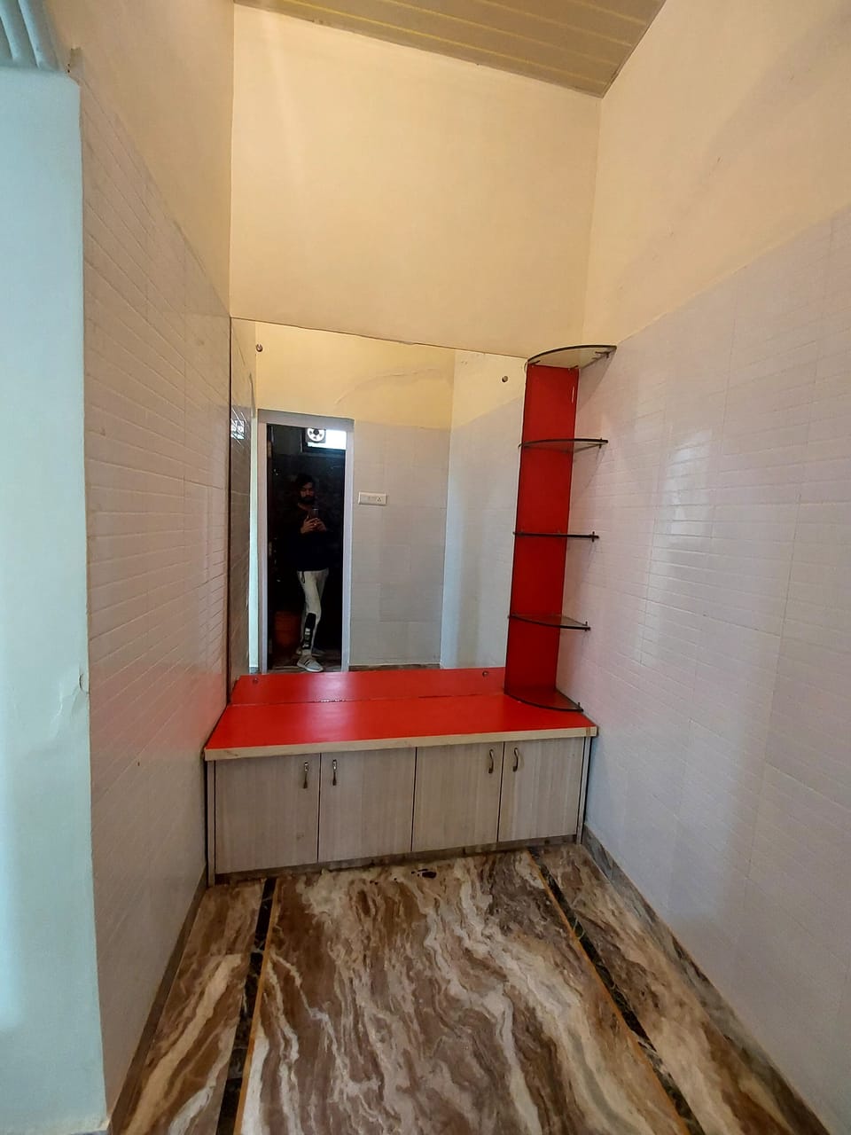 Deluxe Room | Living room | 32-inch LCD TV with cable channels, TV