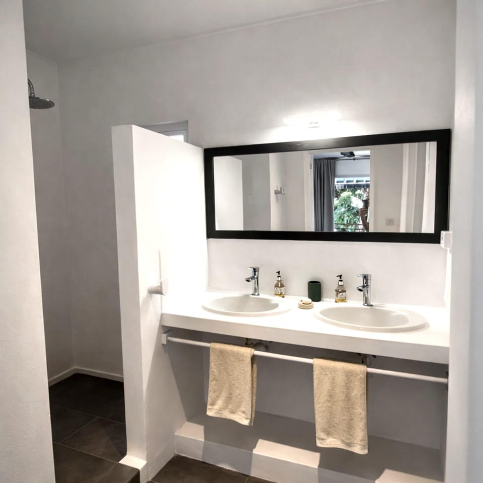 Deluxe Double Room | Minibar, in-room safe, soundproofing, WiFi (free)
