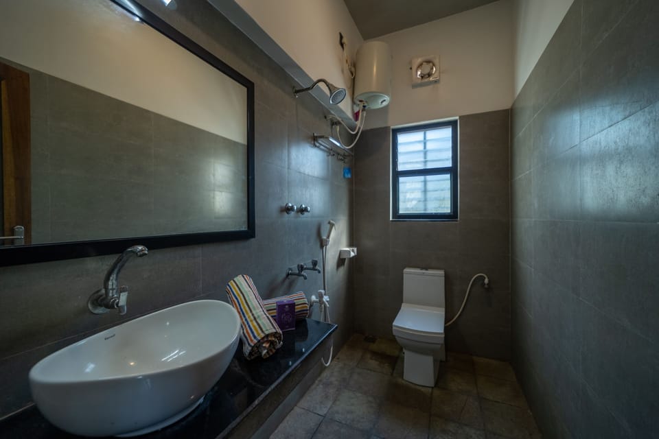 Family Room | Bathroom | Shower, rainfall showerhead, free toiletries, towels