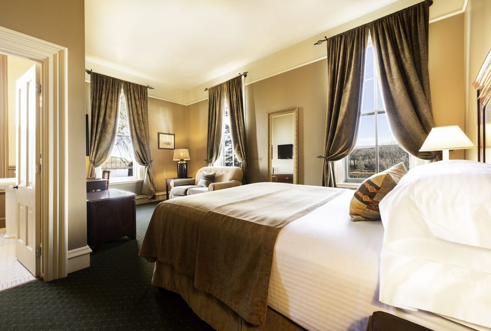 Junior Room, 1 Queen Bed | Desk, iron/ironing board (on request), WiFi (free), bed sheets