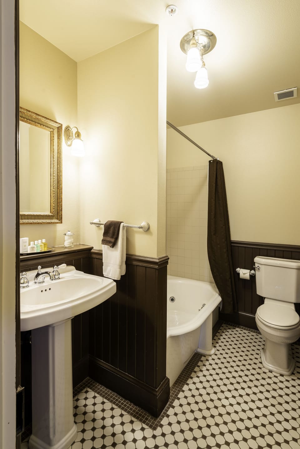 Junior Room, 1 Queen Bed | Bathroom | Combined shower/tub, hair dryer, towels
