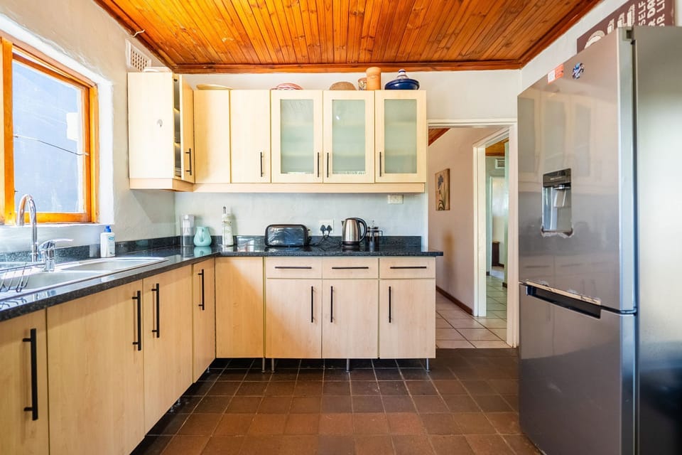 Family House | Private kitchen | Full-size fridge, microwave, oven, stovetop
