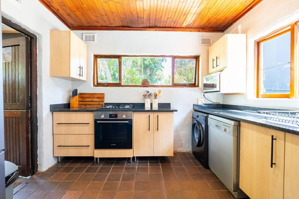 Family House | Private kitchen | Full-size fridge, microwave, oven, stovetop