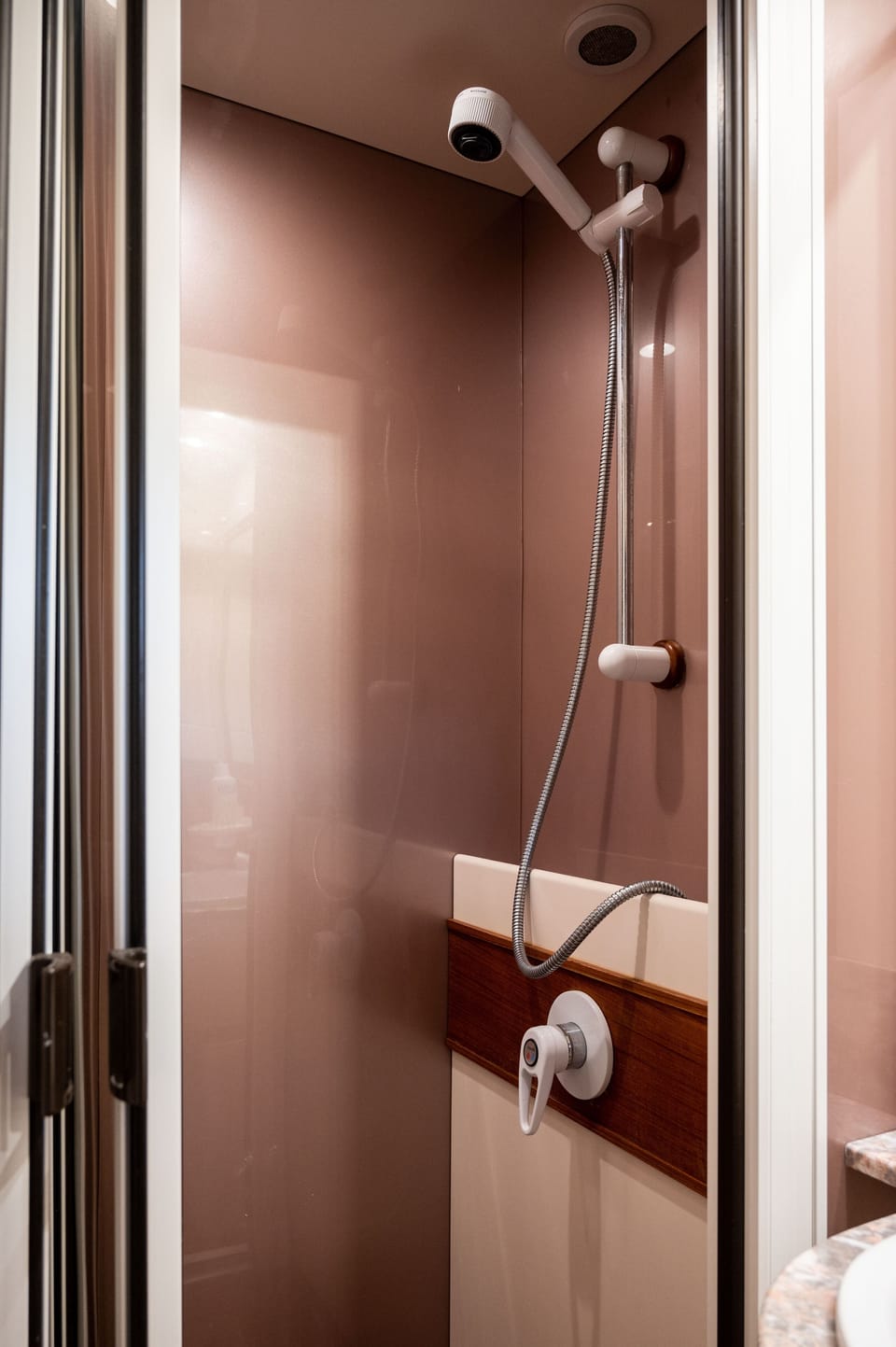 Classic Room | Bathroom | Free toiletries, bidet, towels