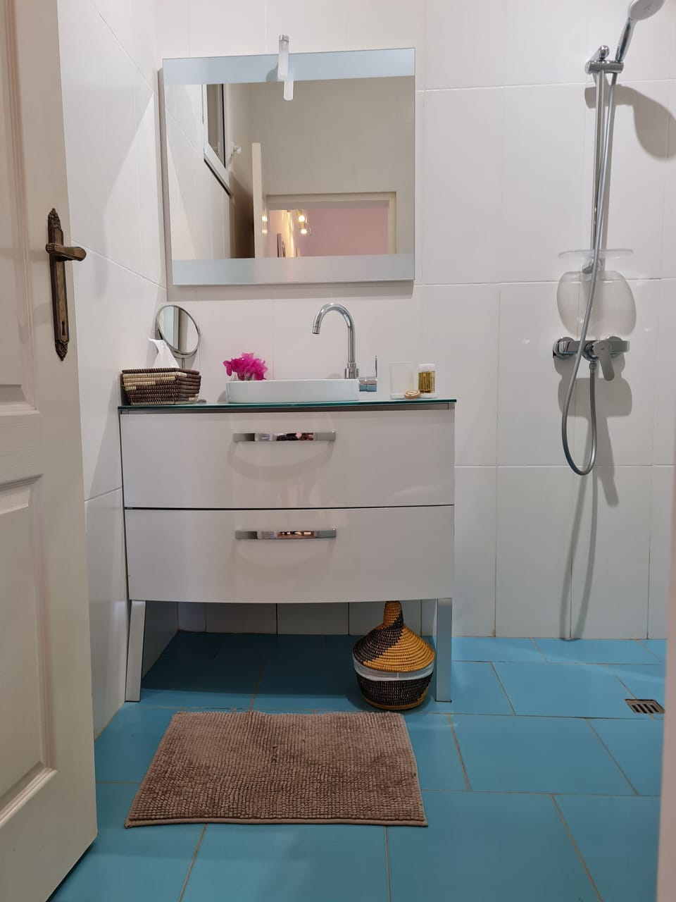 Shower, towels, soap, shampoo