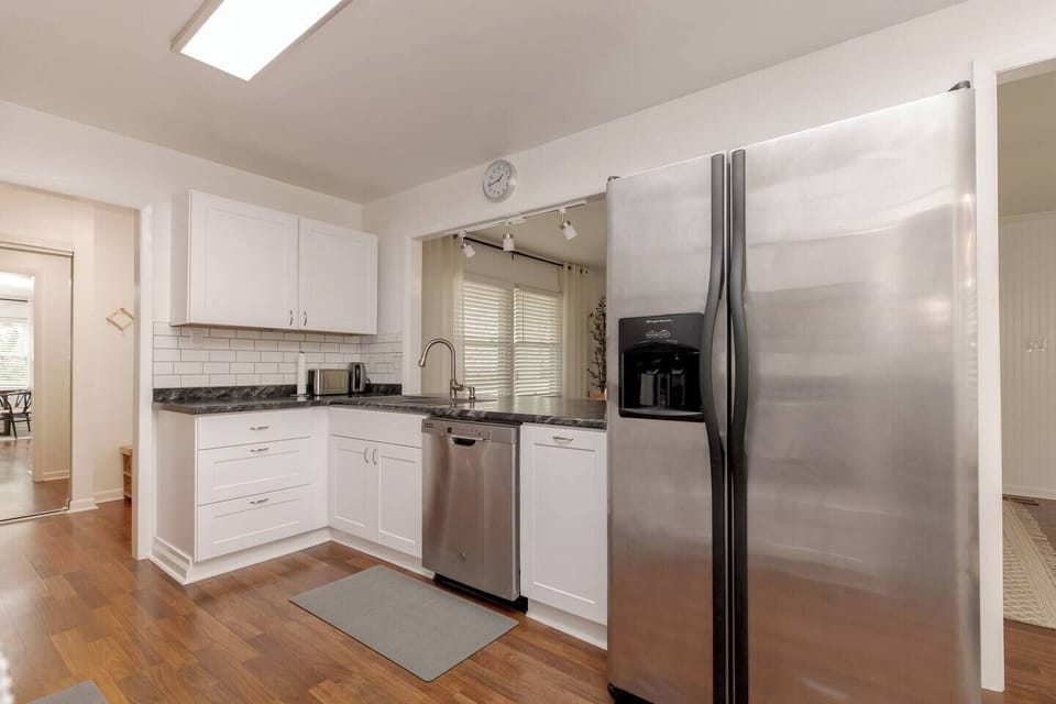 Fully Equipped Kitchen & Extra Dining Space for 4