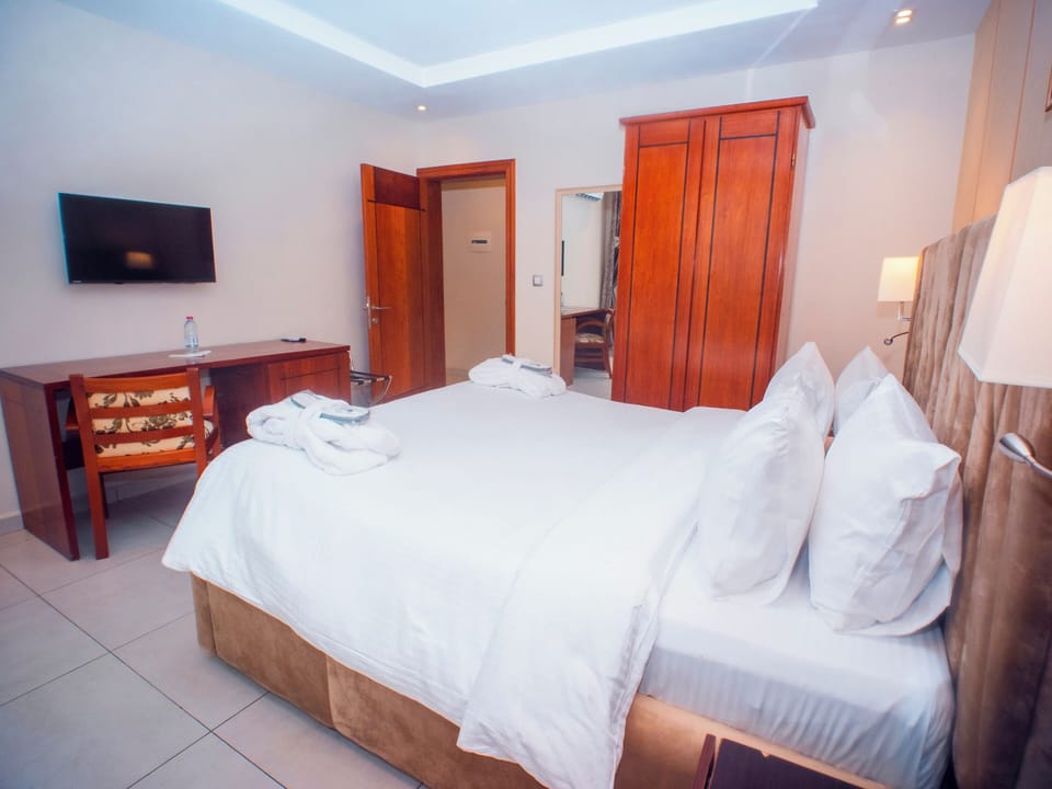 Deluxe Suite | Premium bedding, minibar, in-room safe, individually decorated