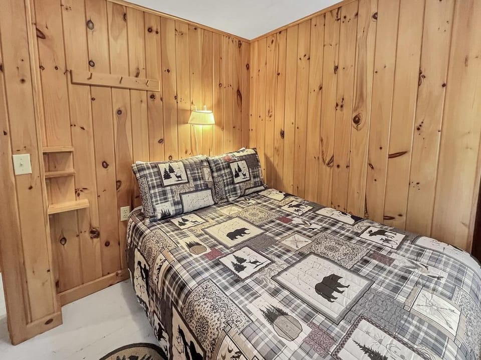 Upstairs Bedroom - Double