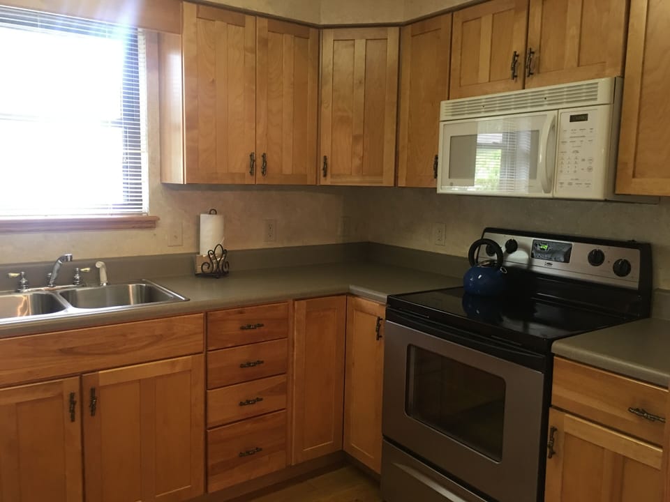 Cottage, 2 Bedrooms | Private kitchen | Oven, toaster