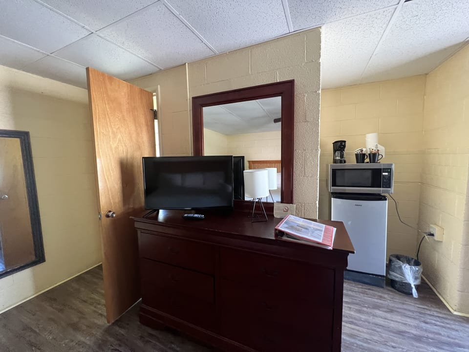 Room, 1 Bedroom | Private kitchen | Fridge, coffee/tea maker